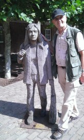 Leo met beeld - Rijnkade Rees - zomer 2013 WP_20130904_012