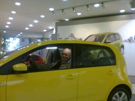 Leo in gele Citigo 1460120_658370900849958_1230431956_n