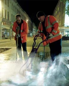 Schoonmaken is een taak voor de overheden