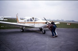 15541 - Leo en Wim duwen PH-MIT op zijn plek EHAM 270383 Scan10059