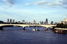 Blik op brug over Theems - Londen 110787 - AMI43 - Scan10393