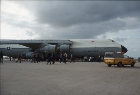 213205 - Lockheed C5A USAF Spl 1080 - met Hyundai Pony Scan10103