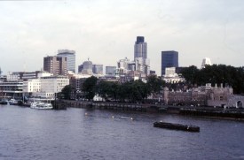 Londen vanaf de Tower Bridge 100888 AMT24 Scan10268