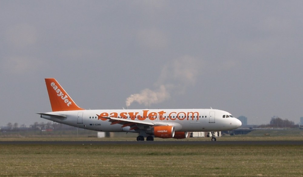 De huidige afbeelding heeft geen alternatieve tekst. De bestandsnaam is: a320-easy-g-ezwb-ams-070415-p4073670.jpg