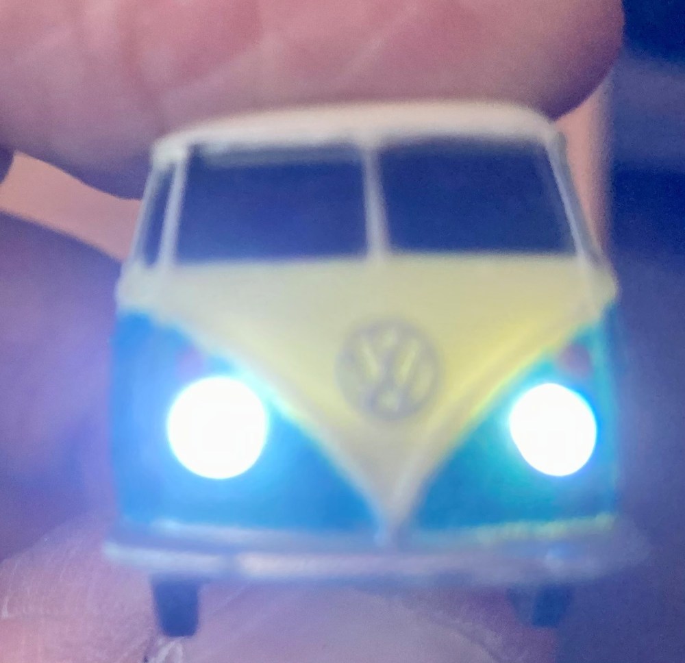 De huidige afbeelding heeft geen alternatieve tekst. De bestandsnaam is: fri-922396-vw-t1-bus-polyflame-met-lampen-aan.jpg