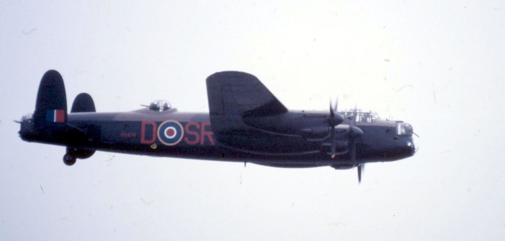 De huidige afbeelding heeft geen alternatieve tekst. De bestandsnaam is: 216748-ehrd-050585-avro-lancaster-flypast-scan10282.jpg