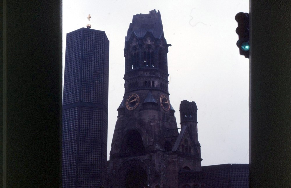 De huidige afbeelding heeft geen alternatieve tekst. De bestandsnaam is: berlijn-gedachtniskirche-161188-amv27-scan10057.jpg