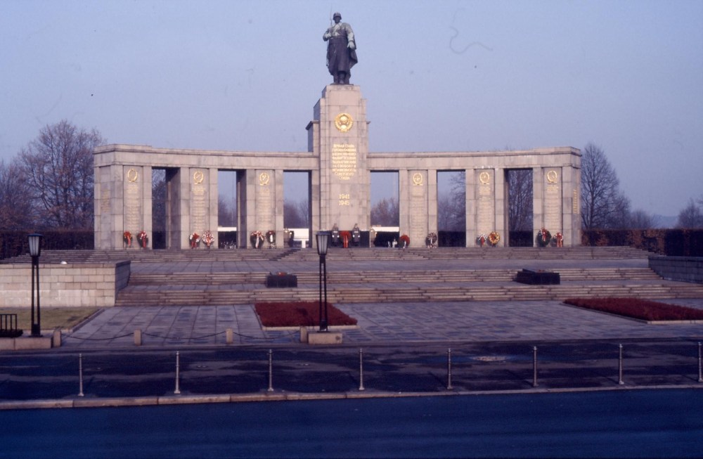 De huidige afbeelding heeft geen alternatieve tekst. De bestandsnaam is: berlijn-russische-oorlogsmonument-161188-amv34-scan10067.jpg
