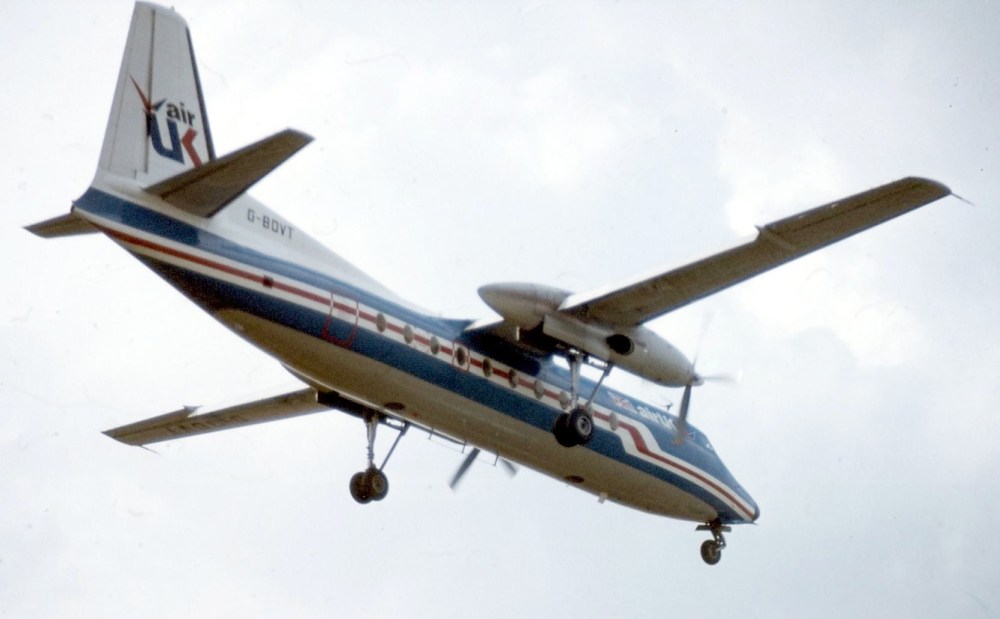 De huidige afbeelding heeft geen alternatieve tekst. De bestandsnaam is: 15414-fokker-f27-uk-g-bdvt-landt-eham-sum82-scan10090.jpg