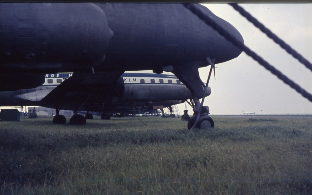 De huidige afbeelding heeft geen alternatieve tekst. De bestandsnaam is: 212614-lockheed-constellations-klm-mothballed-60s-spl-o-scan10037.jpg