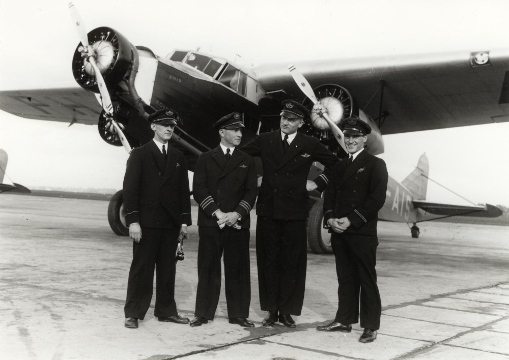 De huidige afbeelding heeft geen alternatieve tekst. De bestandsnaam is: 31981-fokker-f-xvii-ph-ais-klm-with-crew-scan10002.jpg