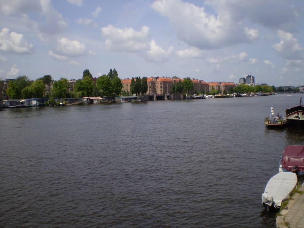 De huidige afbeelding heeft geen alternatieve tekst. De bestandsnaam is: amstel-blik-naar-het-centrum-vanaf-de-berlagebrug-fotos-tru-juli-aug.2007-055.jpg