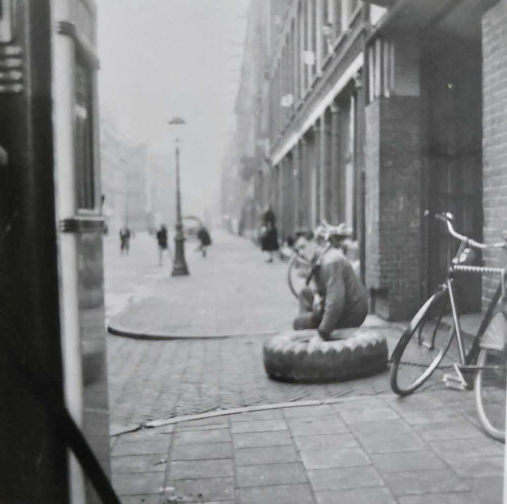 De huidige afbeelding heeft geen alternatieve tekst. De bestandsnaam is: amsterdam-ouke-baas-straatbeeld-ostade-24170caa-a67f-45ca-9ab9-ddcf67cc535d.jpg