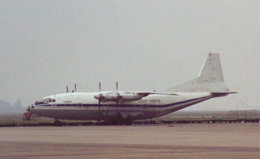 De huidige afbeelding heeft geen alternatieve tekst. De bestandsnaam is: an-12-cccp-12875-at-spl-070591-pict0735.jpg