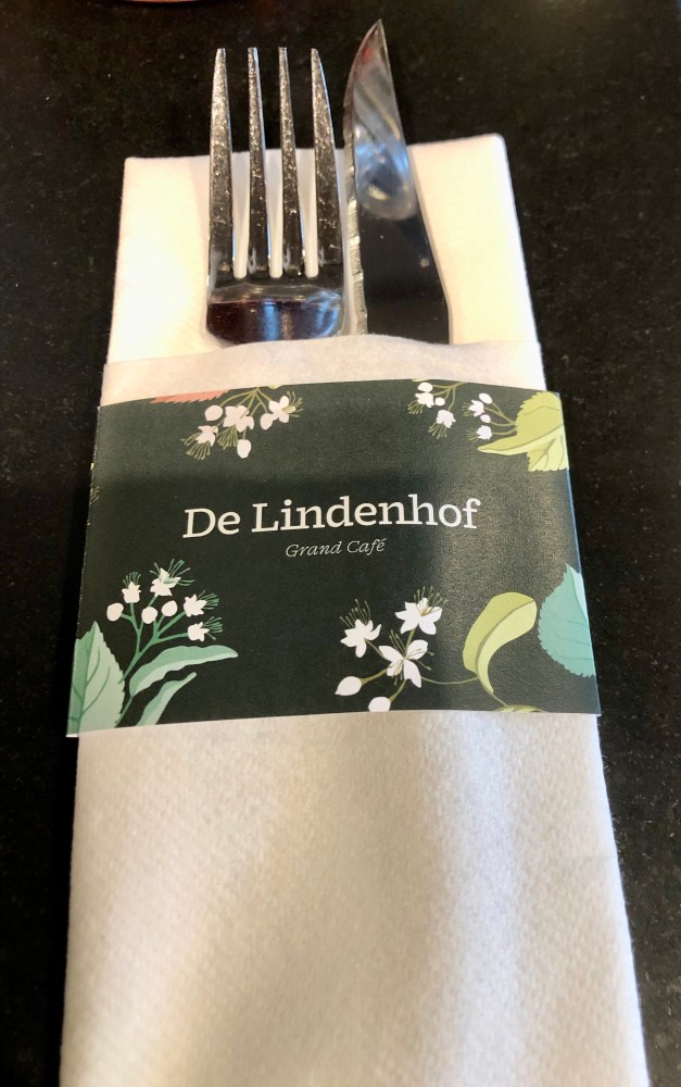 De huidige afbeelding heeft geen alternatieve tekst. De bestandsnaam is: lindenhof-couvert-bestek-img_9954.jpg