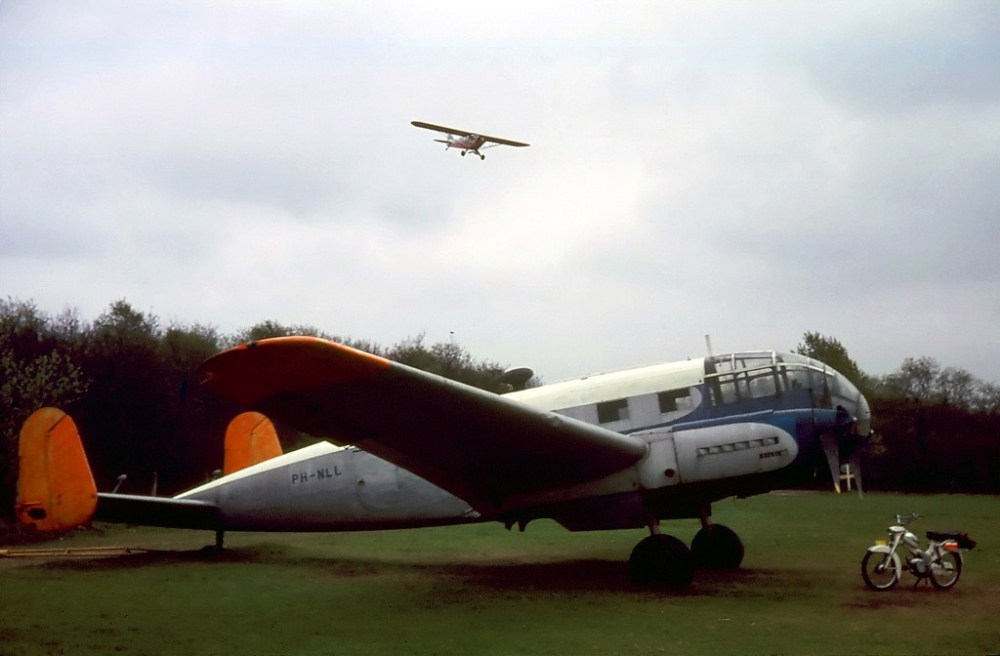 De huidige afbeelding heeft geen alternatieve tekst. De bestandsnaam is: sievel-204-op-hv-vliegveld-medet-puch-brommer.jpg