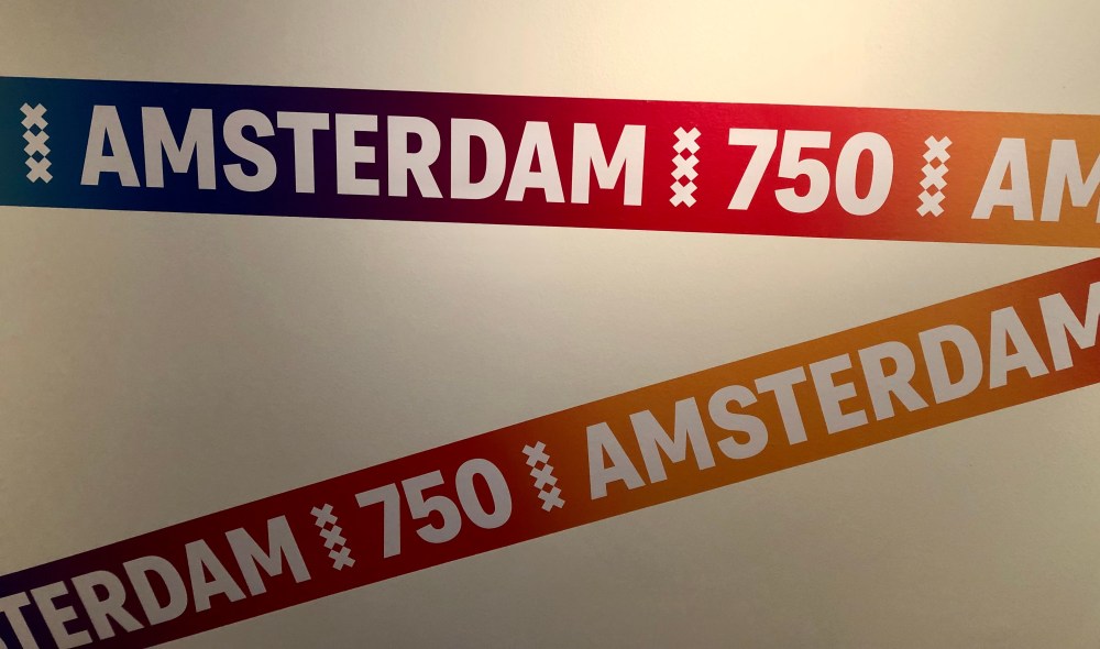 De huidige afbeelding heeft geen alternatieve tekst. De bestandsnaam is: bannier-expositie-amsterdam-750-jaar-img_0193.jpg