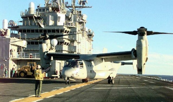 De huidige afbeelding heeft geen alternatieve tekst. De bestandsnaam is: boeing-v.22-taxying-on-deck.jpg