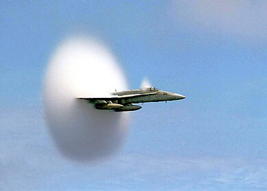 De huidige afbeelding heeft geen alternatieve tekst. De bestandsnaam is: fa-18_hornet_breaking_sound_barrier_7_july_1999.jpg