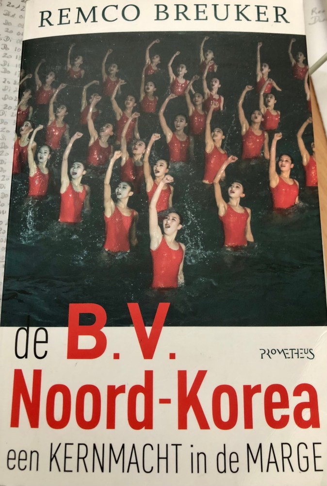 De huidige afbeelding heeft geen alternatieve tekst. De bestandsnaam is: fri-424048-bv-noord-korea-cover-img_9925.jpg