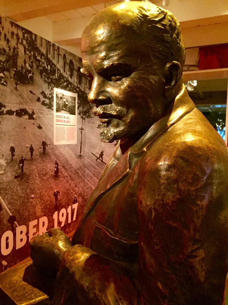 De huidige afbeelding heeft geen alternatieve tekst. De bestandsnaam is: lenin-statue-.jpg