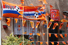 De huidige afbeelding heeft geen alternatieve tekst. De bestandsnaam is: oranje-versiering-nijmegen.jpg