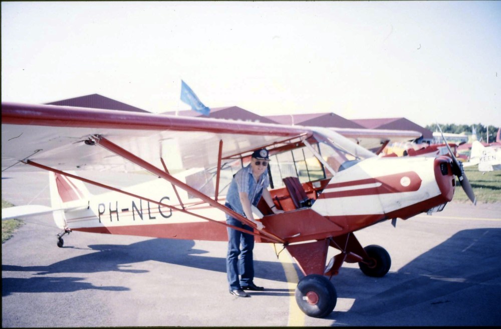 De huidige afbeelding heeft geen alternatieve tekst. De bestandsnaam is: 217315-ehle-140486-piper-super-cub-ph-nlg-met-leo-scan10566.jpg