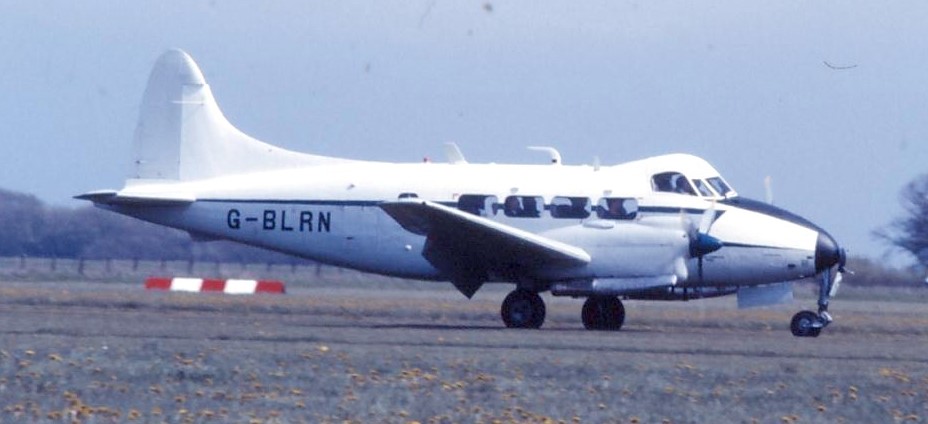 De huidige afbeelding heeft geen alternatieve tekst. De bestandsnaam is: 217650-ehtx-160587-dove-g-blrn-taxies-in-scan10427.jpg