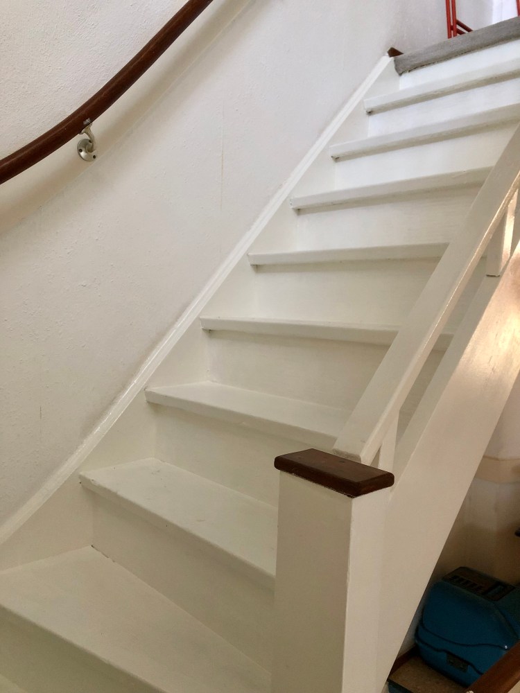 De huidige afbeelding heeft geen alternatieve tekst. De bestandsnaam is: trap-in-glansverf-img_1736.jpg