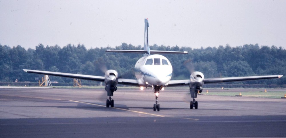 De huidige afbeelding heeft geen alternatieve tekst. De bestandsnaam is: 216526-fairchild-metroliner-sn-taxying-scan10189.jpg