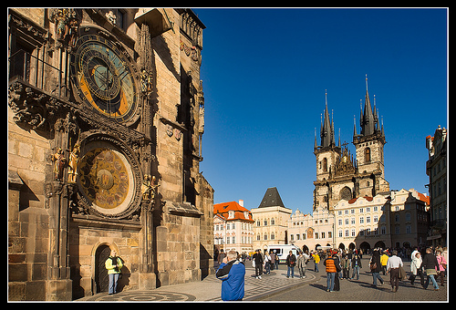 De huidige afbeelding heeft geen alternatieve tekst. De bestandsnaam is: klok-3-praag-met-apostelen.jpg