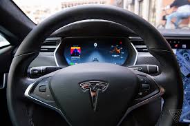 De huidige afbeelding heeft geen alternatieve tekst. De bestandsnaam is: tesla-cockpit.jpg