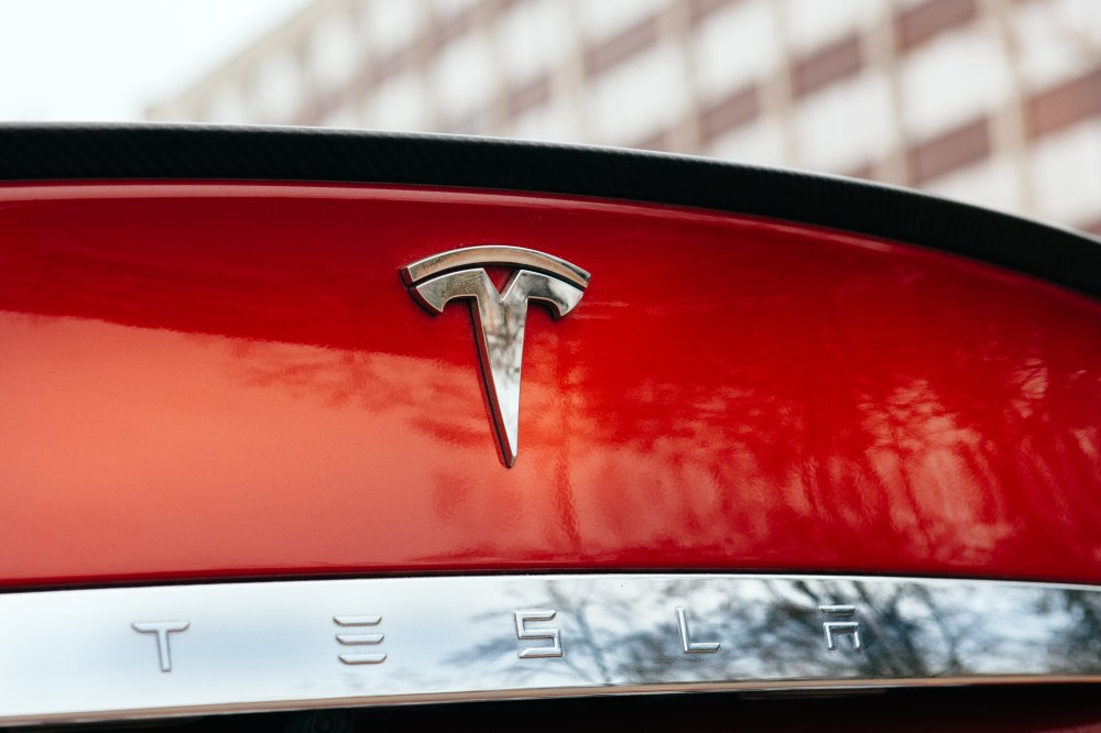 De huidige afbeelding heeft geen alternatieve tekst. De bestandsnaam is: tsla-logo.jpg