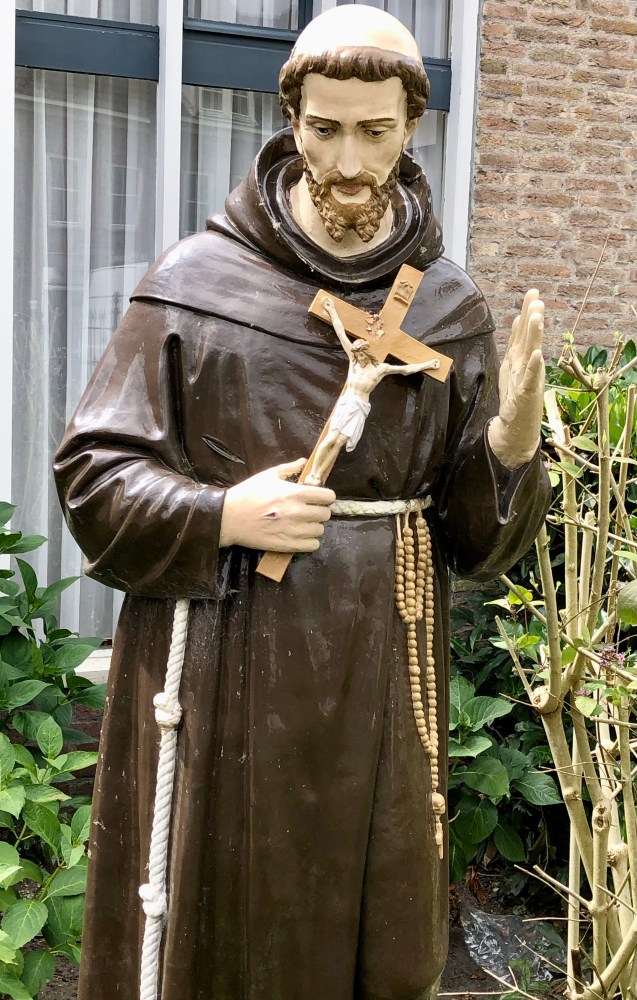 De huidige afbeelding heeft geen alternatieve tekst. De bestandsnaam is: woerden-beeld-bij-kerk-img_2488.jpg