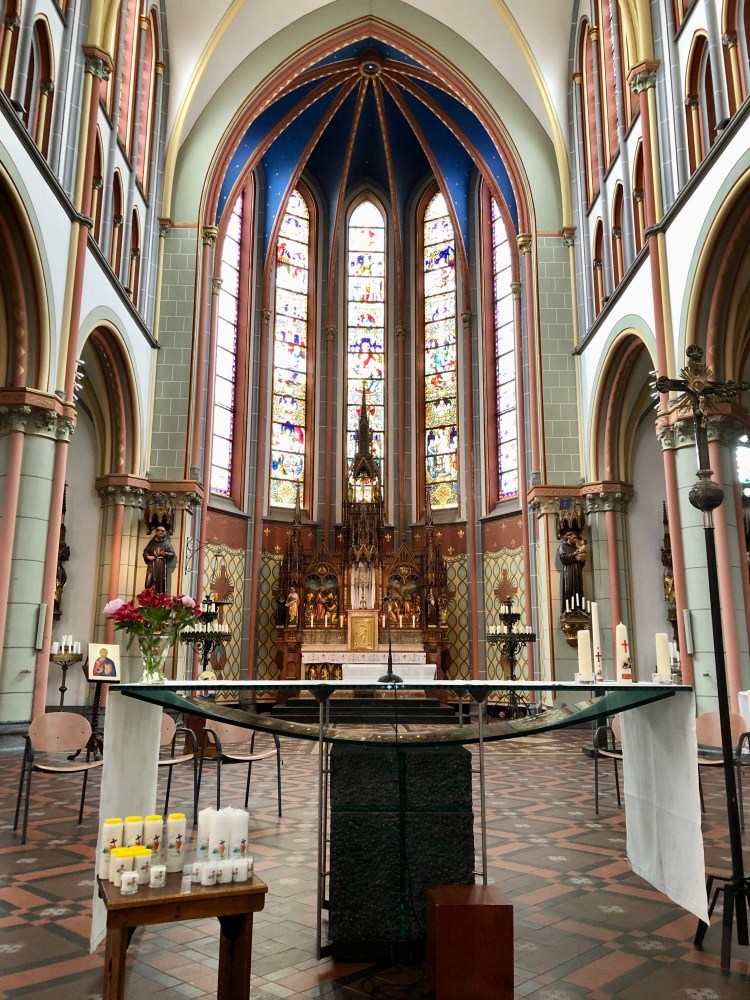 De huidige afbeelding heeft geen alternatieve tekst. De bestandsnaam is: woerden-bonaventura-kerk-interieur-img_2491.jpg