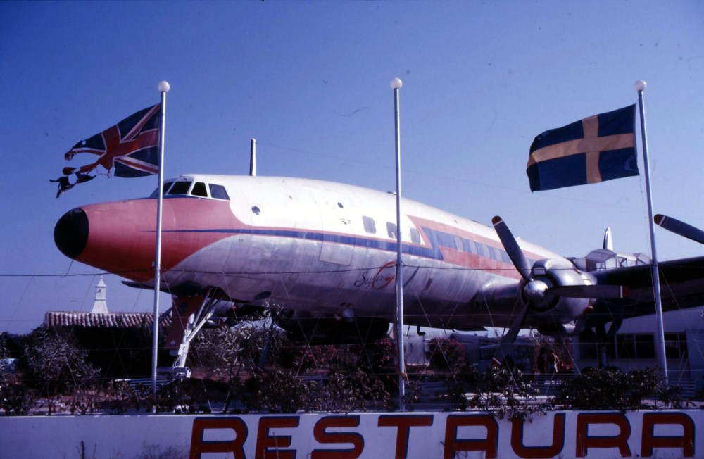 De huidige afbeelding heeft geen alternatieve tekst. De bestandsnaam is: 16414-lockheed-super-connie-nightclub-faro-sum.84-scan10135.jpg