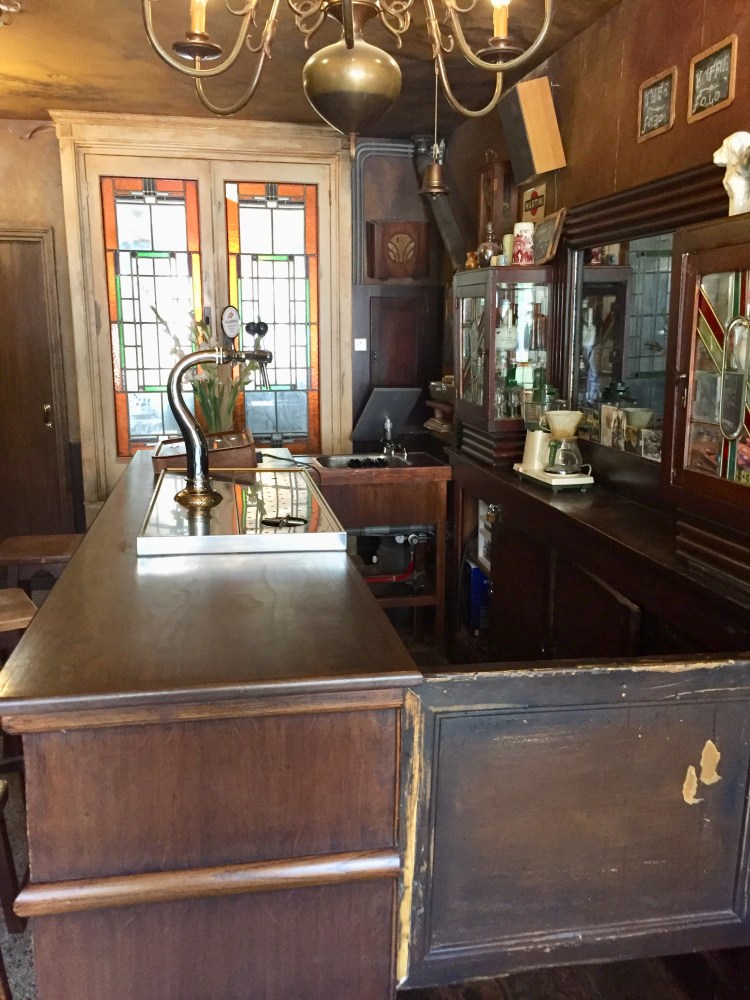 De huidige afbeelding heeft geen alternatieve tekst. De bestandsnaam is: amsterdam-olm-interieur-bruine-kroeg-img_0058.jpg