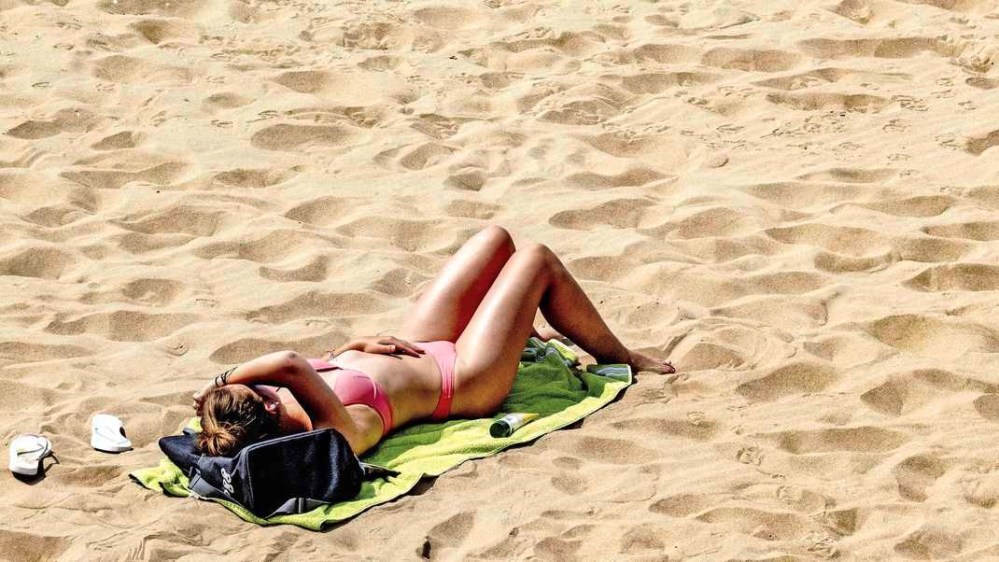 De huidige afbeelding heeft geen alternatieve tekst. De bestandsnaam is: beachgirl-.jpg