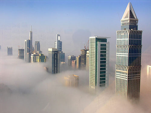 De huidige afbeelding heeft geen alternatieve tekst. De bestandsnaam is: dubai-buildings-in-clouds.jpg