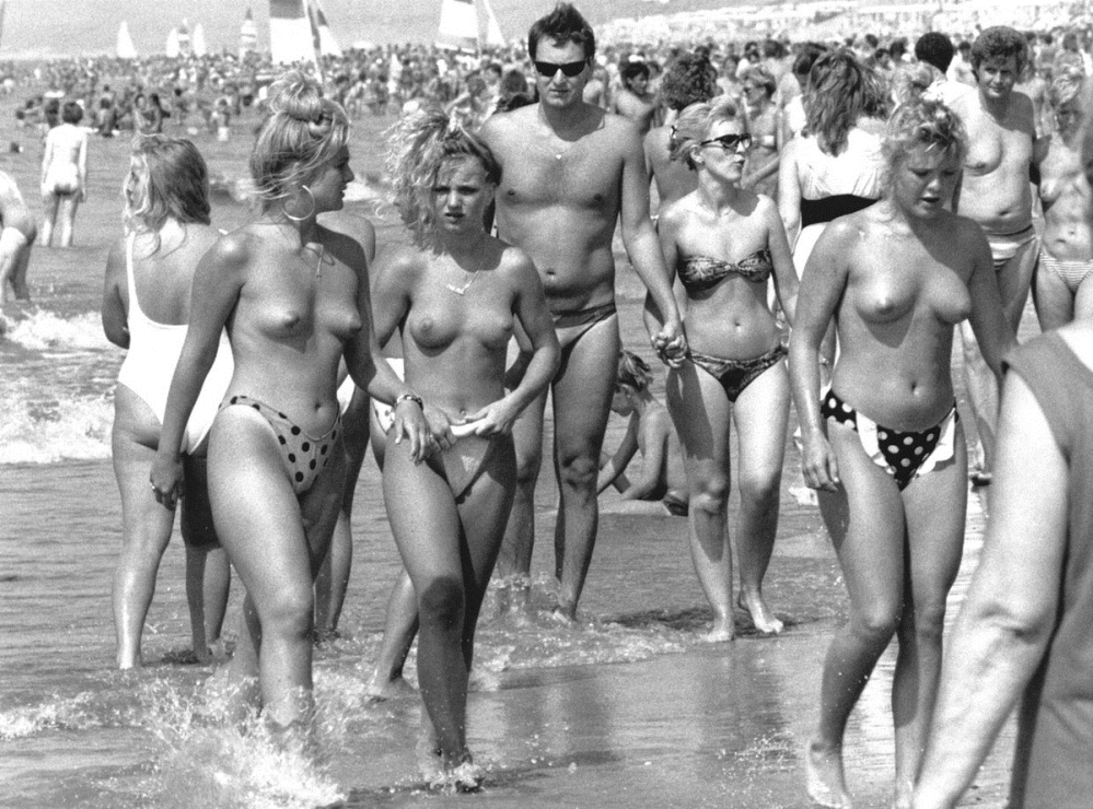 De huidige afbeelding heeft geen alternatieve tekst. De bestandsnaam is: topless-strand-.png