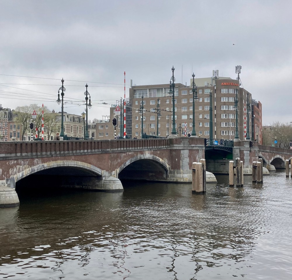 De huidige afbeelding heeft geen alternatieve tekst. De bestandsnaam is: amsterdam-nieuwe-amstelbrug-met-ovd-huis-img_2159.jpg