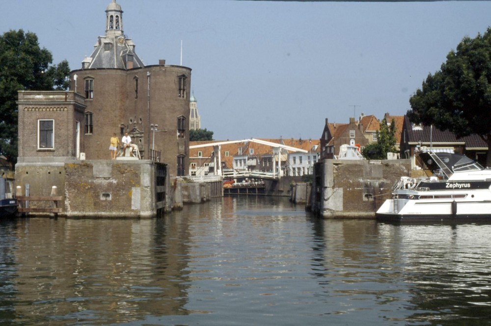 De huidige afbeelding heeft geen alternatieve tekst. De bestandsnaam is: anu-32-enkhuizen-poort-en-binnenhaven-230895-scan10201.jpg