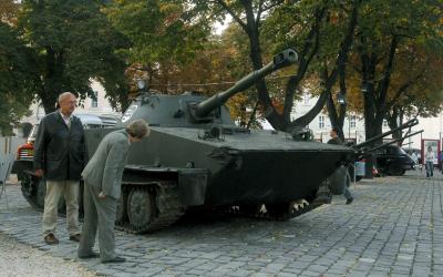 De huidige afbeelding heeft geen alternatieve tekst. De bestandsnaam is: russische-tank.jpg