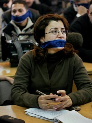 De huidige afbeelding heeft geen alternatieve tekst. De bestandsnaam is: the-silent-journalist.bmp