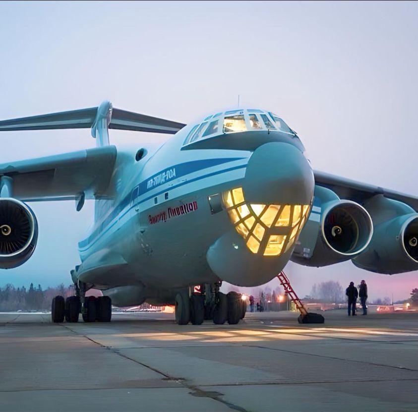 De huidige afbeelding heeft geen alternatieve tekst. De bestandsnaam is: il-76-90-frontalk-view.jpg