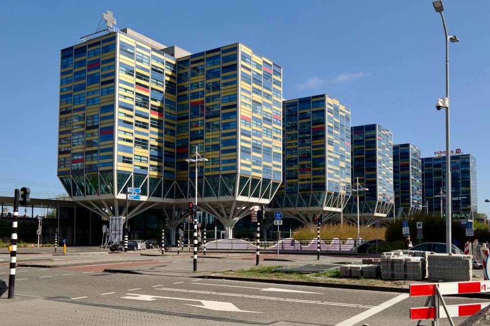 De huidige afbeelding heeft geen alternatieve tekst. De bestandsnaam is: kantoorgebouw_zilveren_kruis_leiden.jpg