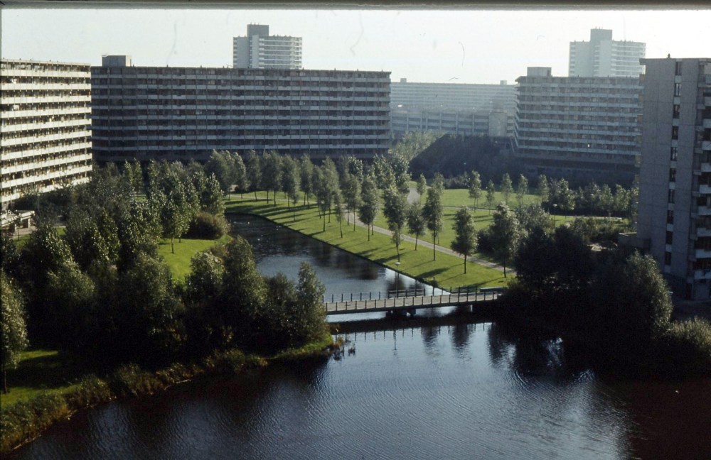 De huidige afbeelding heeft geen alternatieve tekst. De bestandsnaam is: cc44-blik-op-de-bijlmer-vanaf-grubbehoeve-1076-scan10245.jpg