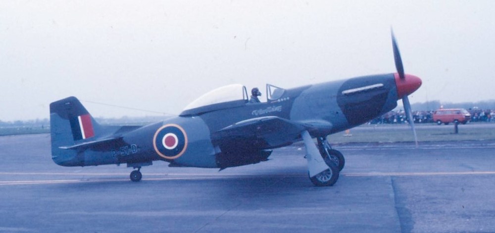 De huidige afbeelding heeft geen alternatieve tekst. De bestandsnaam is: 216823-ehrd-050585-northam-p-51d-taxies-by-scan10367.jpg