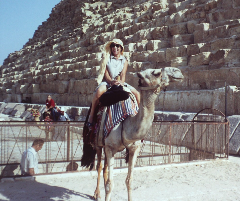 De huidige afbeelding heeft geen alternatieve tekst. De bestandsnaam is: jo-op-kameel-egypte-1980-pict1367.jpg