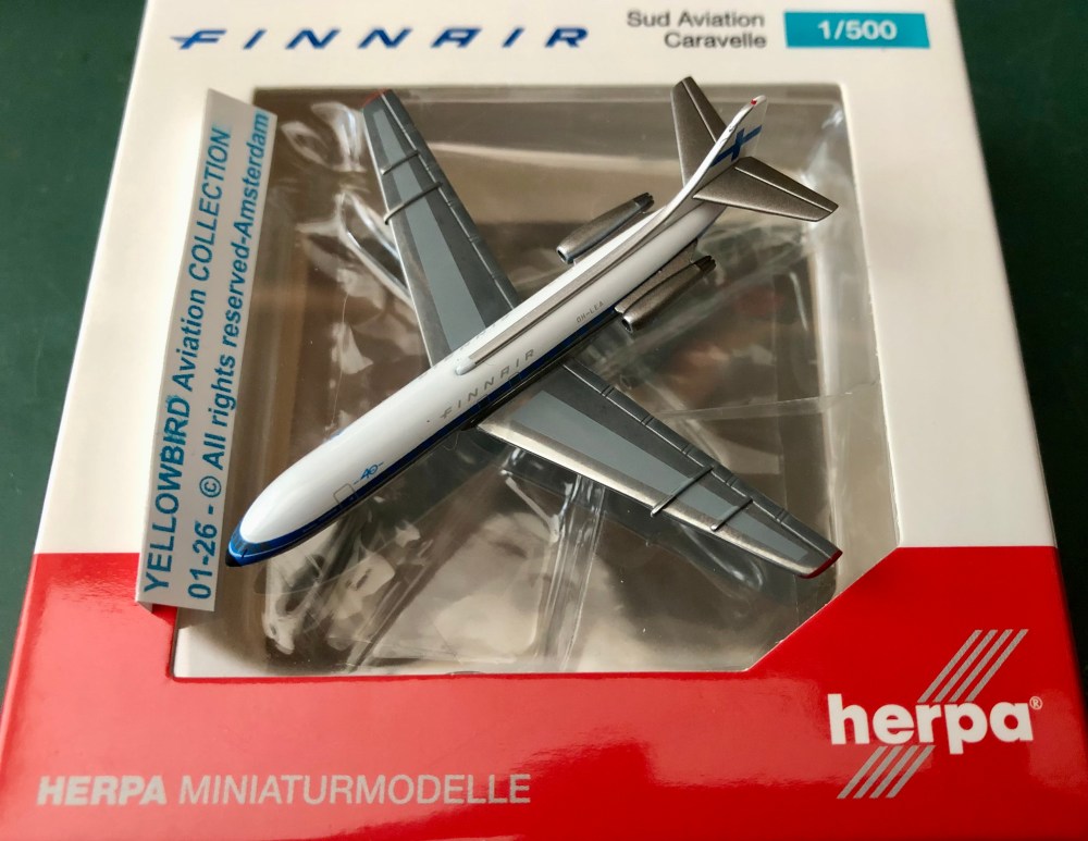 De huidige afbeelding heeft geen alternatieve tekst. De bestandsnaam is: ybv-126001-caravelle-fiunnair-op-doos-herpa-img_6177.jpg